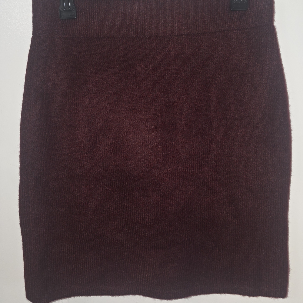 Sleek Wine-Colored Knit Pencil Skirt
